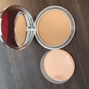 Clinique Stay Matte Sheer Pressed Powder Nutmeg